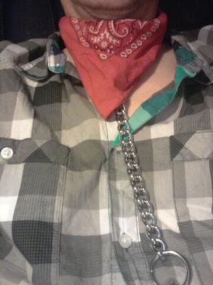 gekleidet mit Bandana