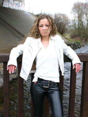 Sexy Teenie-Mädchen in Lederhosen-Leggings