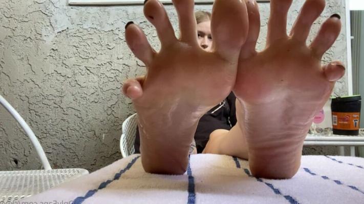 just girls with fine ass feet