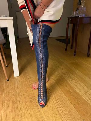 fap 114 の靴を履いた足