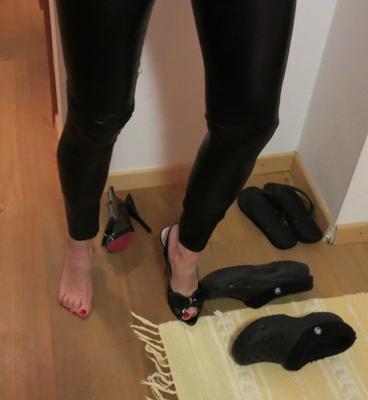 Ehefrau in Peeptoes und hautengen Leggings