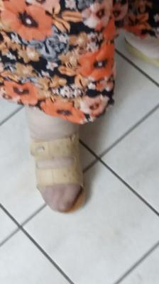 Pies de abuela en medias de nailon