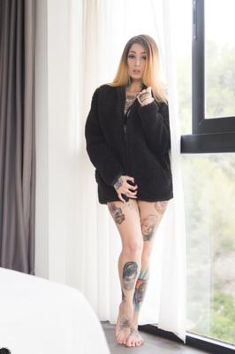 Suicide Girls – Jaqueline – Ist das Liebe?