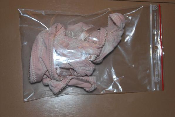 Slips und Damenbinde: Starker Urinduft (calcinhas sujas, almofadas)