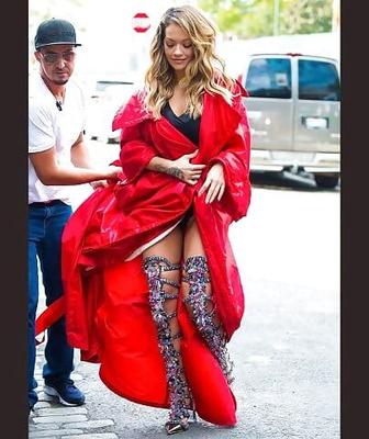 Bilder von Rita Ora, bei der der Ball ausläuft