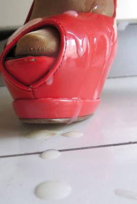 Rote gespritzte Peeptoes