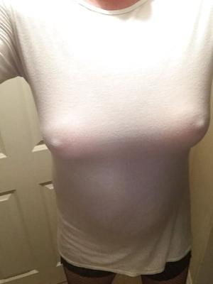 私の乳首は硬いので射精する必要があります