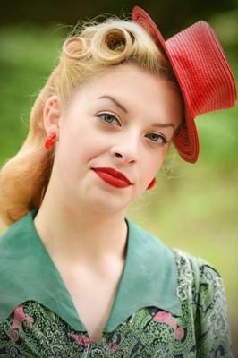 Lucy em vestidos
