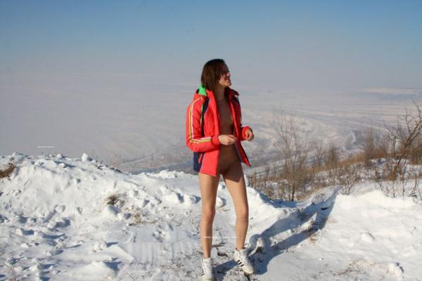 Karina A - L'endroit le plus froid du monde pour pisser / Pipi dans la nature