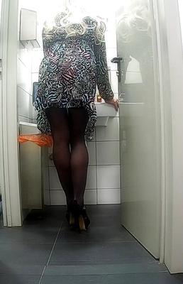 Sekretärin in der Toilette)