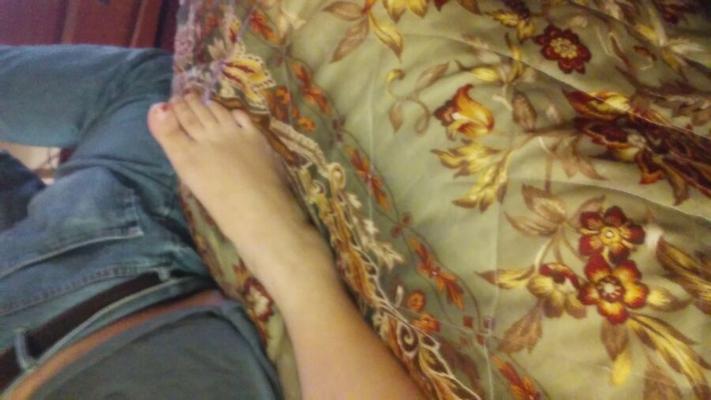 Los pies de mi esposa para tus necesidades de masturbación, deja comentarios