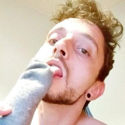 靴下で足の指をしゃぶる