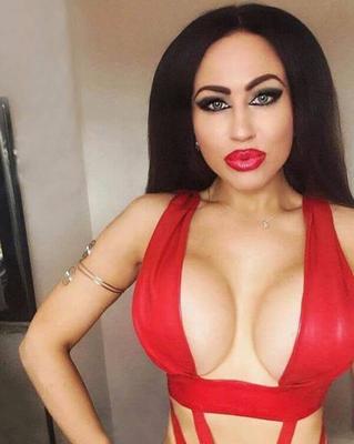 Kataxenna Kova ラテックスの巨乳フェチ モデル