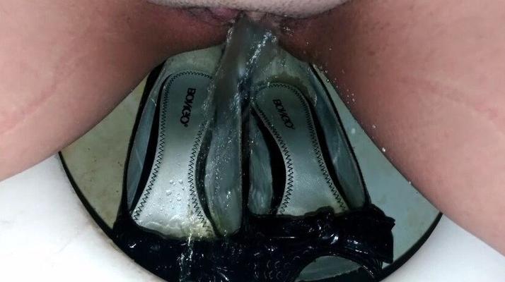 pute pisse dans ses chaussures