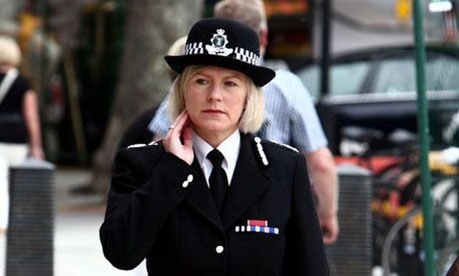 女性警察官