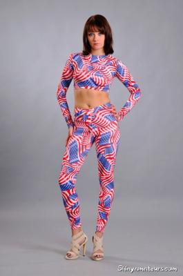 posando en spandex con estampado de bandera roja, blanca y azul