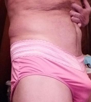 ピンクのパンティーと精液