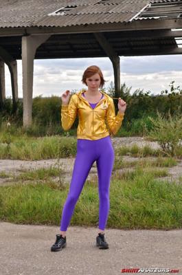 Sexy lila Spandex, mit goldener Jacke