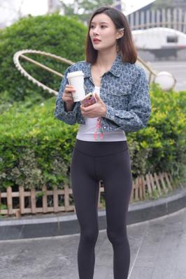 Menina chinesa mostrando seu corpo perfeito em leggings pretas