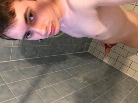 Teenie-Junge pisst in die Dusche