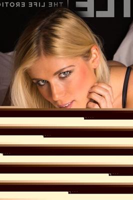 Sweet Cat – Masturbation in Strümpfen