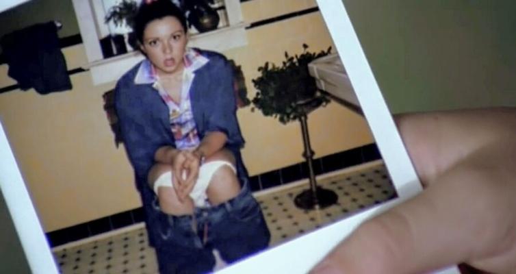 Sc�ne De Film O� La Femme Est Assise Sur La Bol