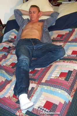 Kent attaché dans son jean et ses chaussettes blanches