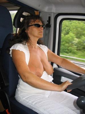 Femmes chaudes dans les voitures