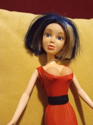 Sexy Barbie-Puppe aus rotem Latex