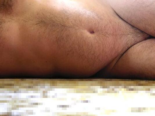 gurly-boi - 若い毛深い弱虫が遊んでおしっこをする