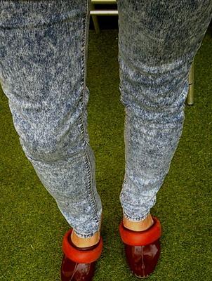 EN JEAN SLIM SENSUELLE OU LEGGINGS 01