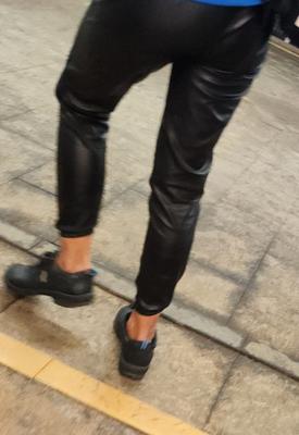 Morena de cabelo curto e bunda fina
