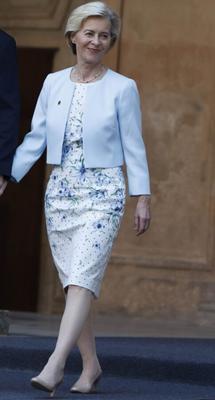 Ursula von der Leyen fala sobre Schoenen Beine