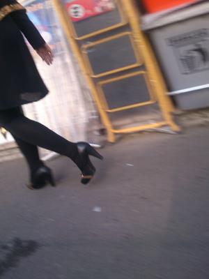 Meia-calça fashion opaca com hijab e salto alto preto