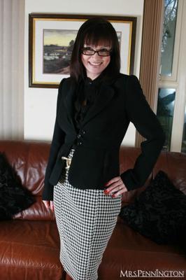 Reife Mrs.Pennington in schwarzen Nylons