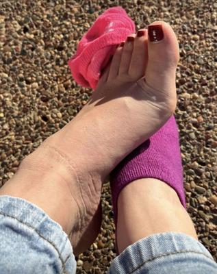 Ash’s sexy toes and soles by the pool