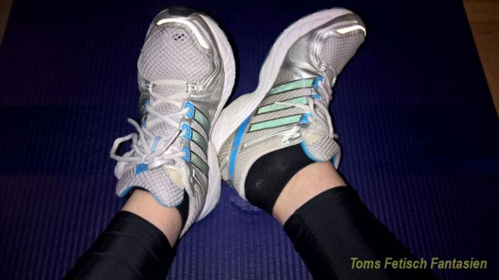 Lisett nach dem Joggen mit feuchten Söckchen ;->