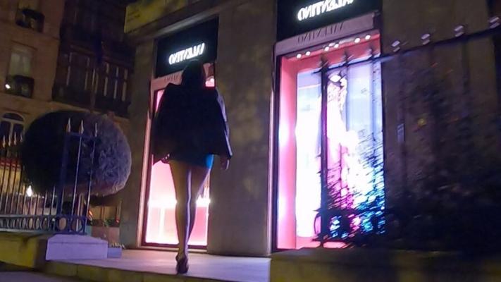 En mini jupe et haut talons dans la rue