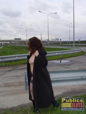 Garota mijando em público / Garota fazendo xixi na estrada