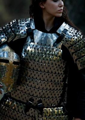戦士の売春婦は裸で戦うために鎧を脱ぐ