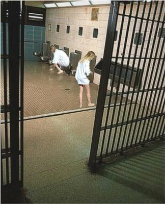 No privacy in the prison for women - Keine Privatsphaere im Frau