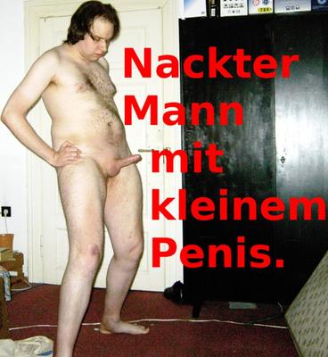 Sexuell erregter nackter Mann mit kleinem Penis