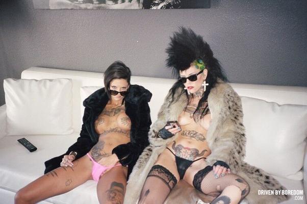 Malice McMunn Chica punk tatuada con pieles