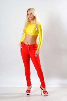 Lena in glänzendem roten und gelben Spandex