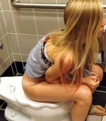 Mädchen auf der Toilette