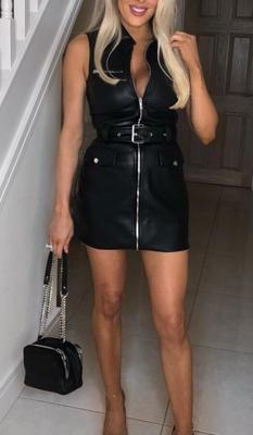 Die vornehme, reiche MILF Lisa liebt es, ihre glatten, braunen Beine zur Schau zu stellen