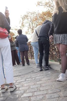Ein Paar meiner kleinen Mädchen in Mini-Jupe-Strumpfhosen und Sneakers