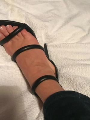 Füße in Schuhen zum Abspritzen