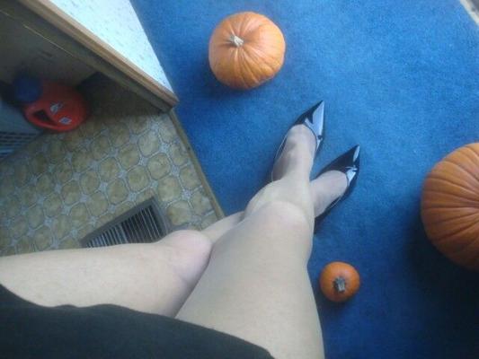 PANTYHOSE AND SHINY HEELS