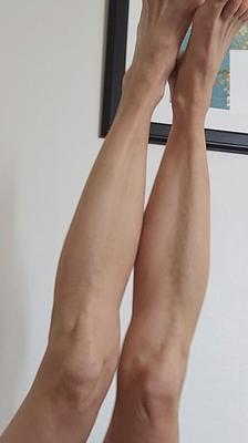 mostrando minhas pernas e pés para ele